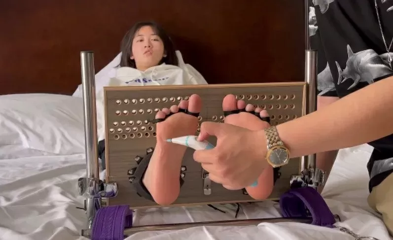 【Cut】高颜值可爱 ST 学妹被挠出表情包 1.webp