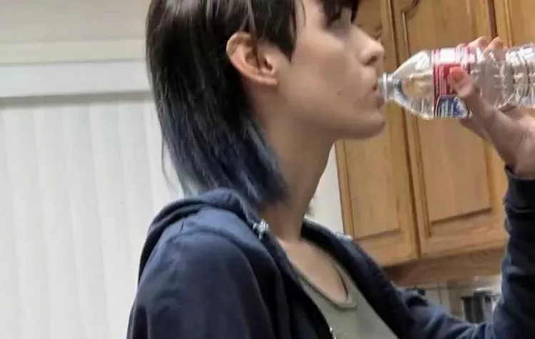 【PXF】剧情-颜值女下班回家被抓住放倒脱鞋脱袜TK挠甜 1.webp