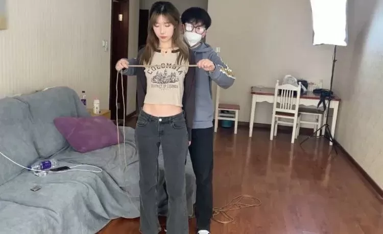 【贝特原创】最新-清纯少女琪琪白丝白袜裸足被牙刷tk 1.webp