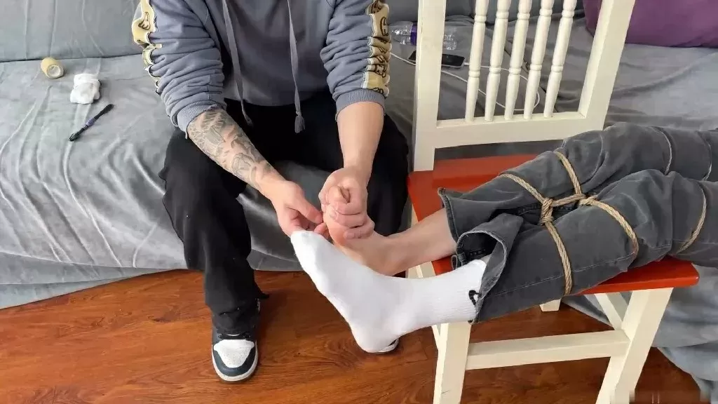 【贝特原创】最新-清纯少女琪琪白丝白袜裸足被牙刷tk 4.webp