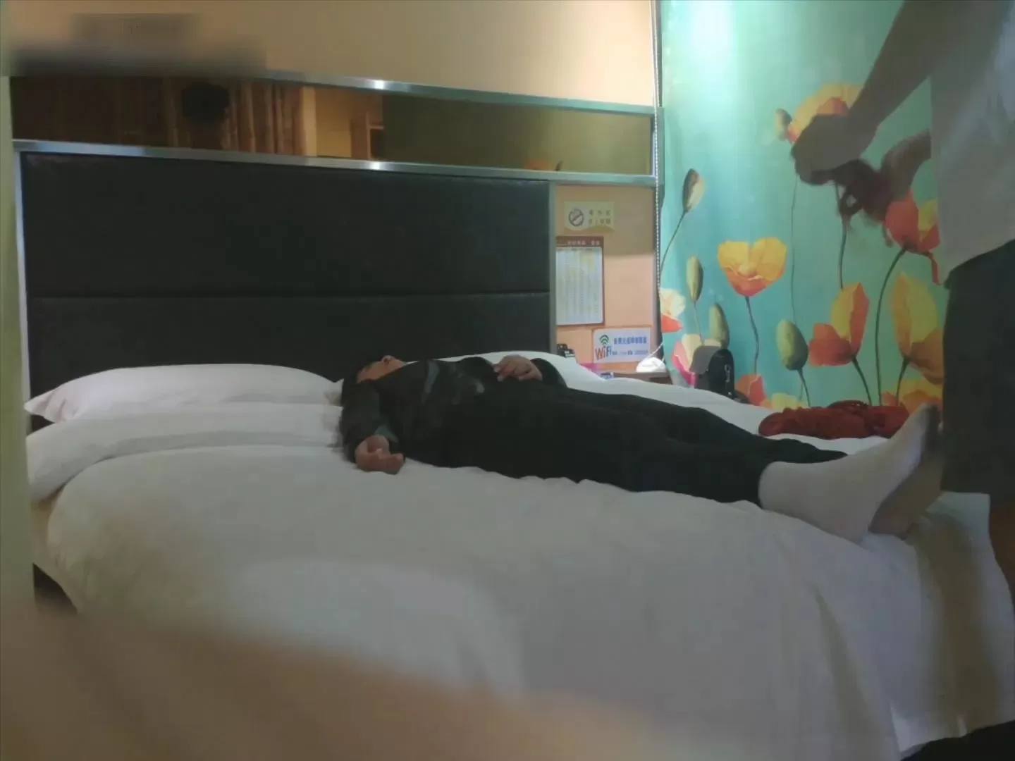 南方软妹的旅馆不眠之夜，脱鞋晾脚后被捆缚在床上挠痒 (2).webp