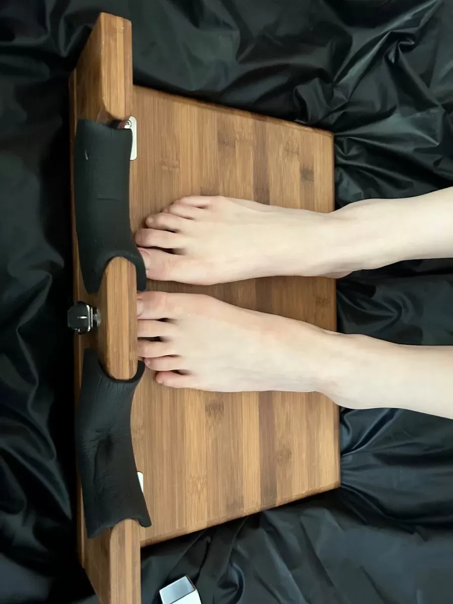 HK大神和小助手TK细长嫩脚，找不到好的ee就挠一挠小助手 (3).webp