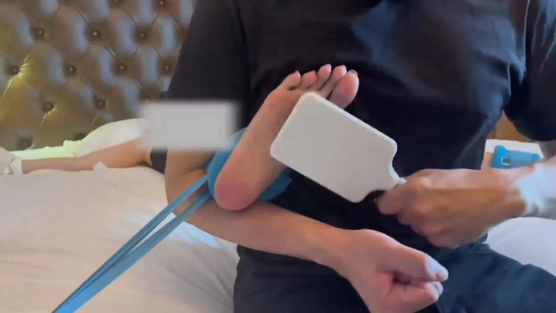 HK大神和小助手TK细长嫩脚，找不到好的ee就挠一挠小助手 (4).webp