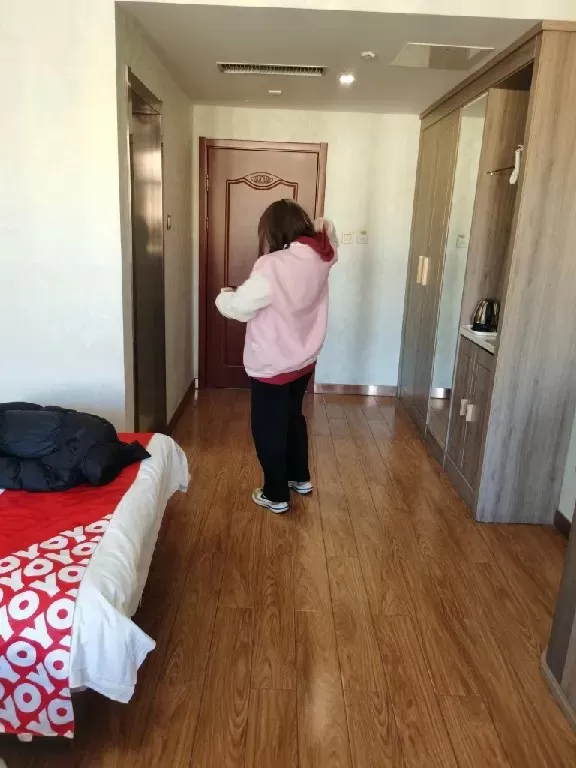 【网友原创】约来超可爱的妹妹拍摄把玩她的白嫩的胖脚丫  (2).webp