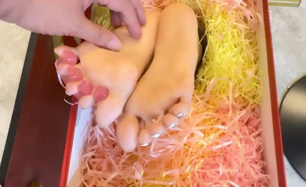 老同学-下班回家 小汗脚被我做成足盒TK (8).webp