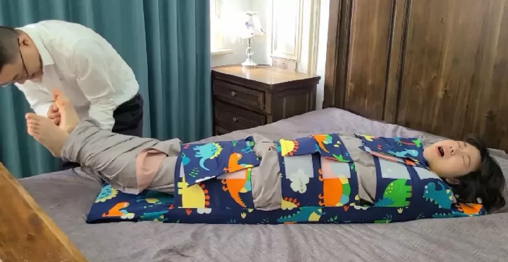 严厉惩罚问题女孩 固定TK  (4).webp