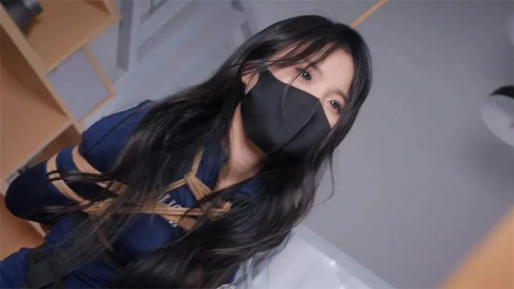 【稀有剧情】女巡逻官贴罚单被记恨，强行拖回家玩脚恋足 (1).webp