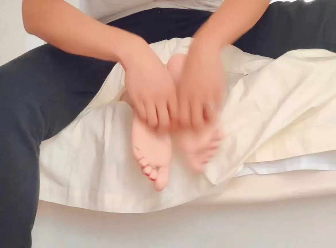 约现白袜小姐姐挠脚 (4).webp