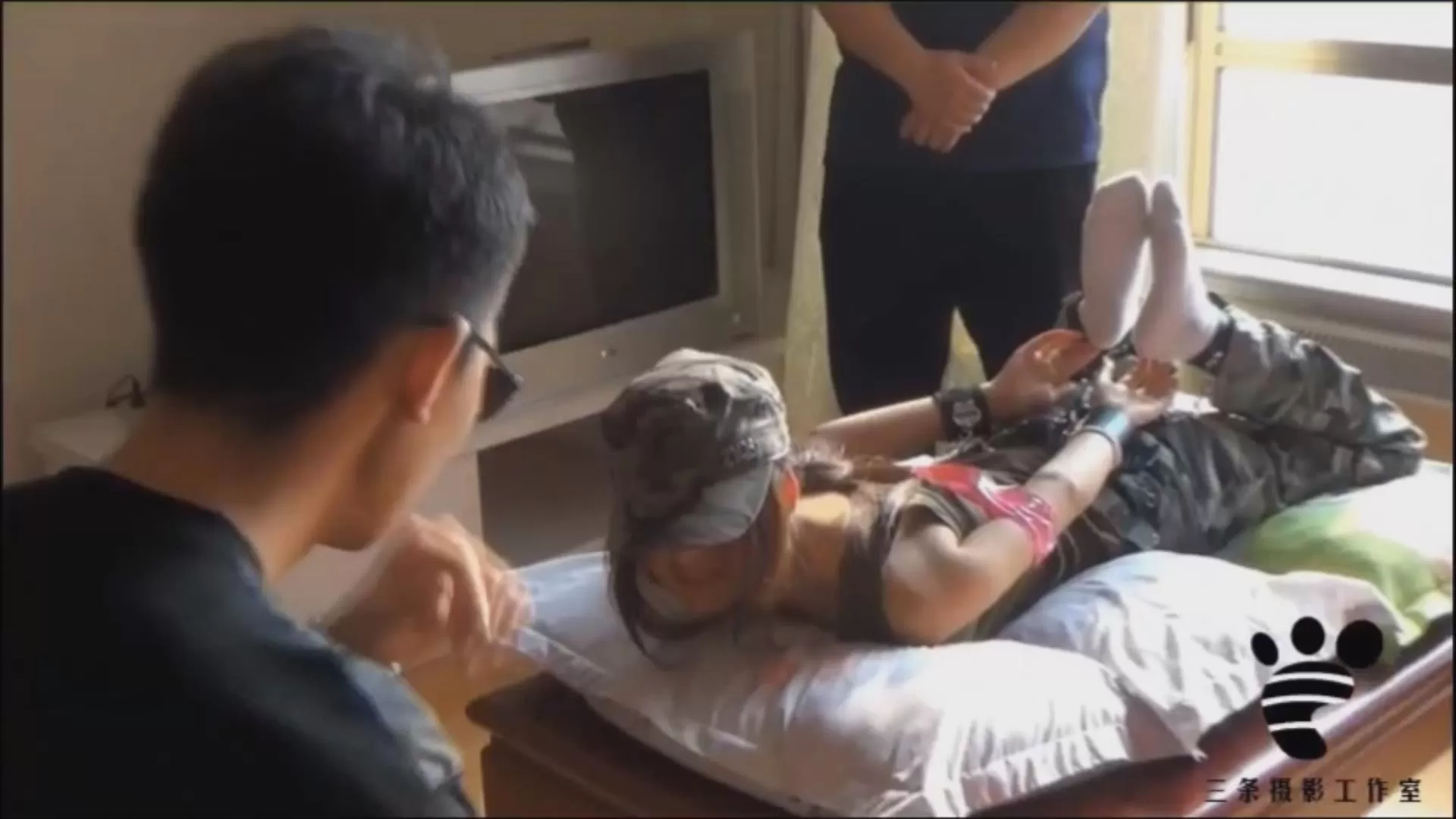 三条 - 整蛊俱乐部系列（三）倒霉的邂逅 挠银狐军装美女棉袜足底 挠哭了.mp4_20251210.webp