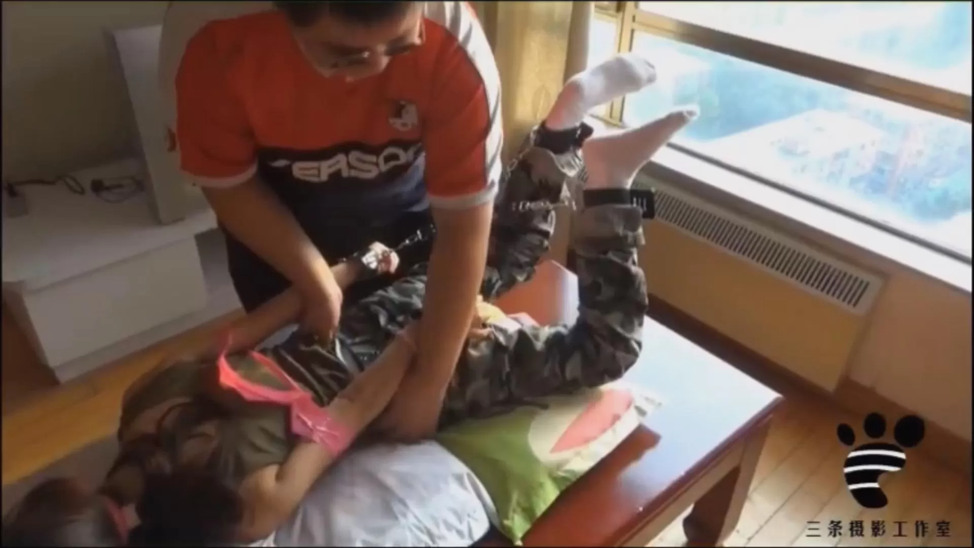 三条 - 整蛊俱乐部系列（三）倒霉的邂逅 挠银狐军装美女棉袜足底 挠哭了.mp4_20251210.webp