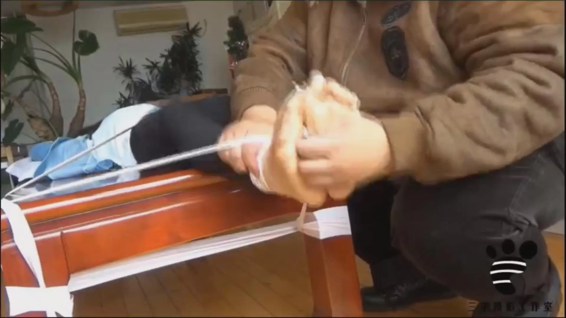 三条 - 整蛊俱乐部系列（二）整蛊背叛的小惠被抓住脱鞋TK.mp4_20251211_005633604.webp