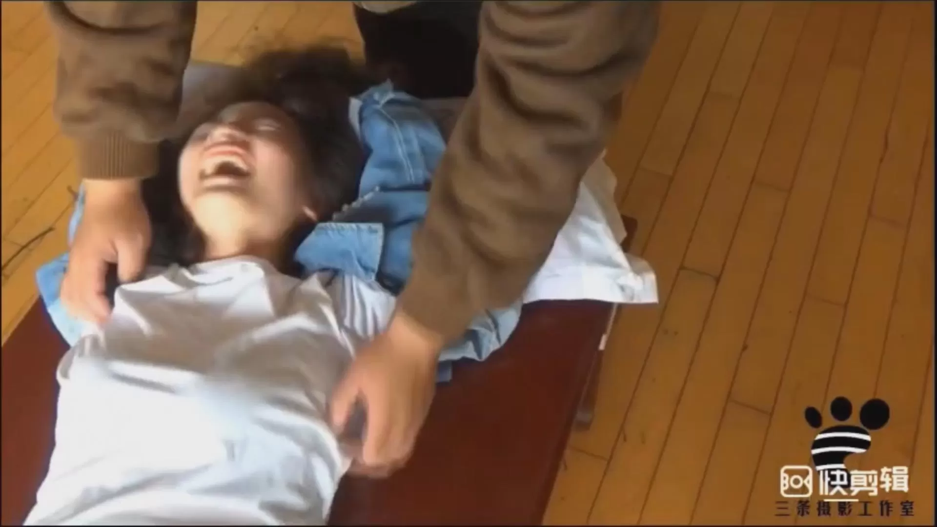 三条 - 整蛊俱乐部系列（二）整蛊背叛的小惠被抓住脱鞋TK.mp4_20251211_005636643.webp