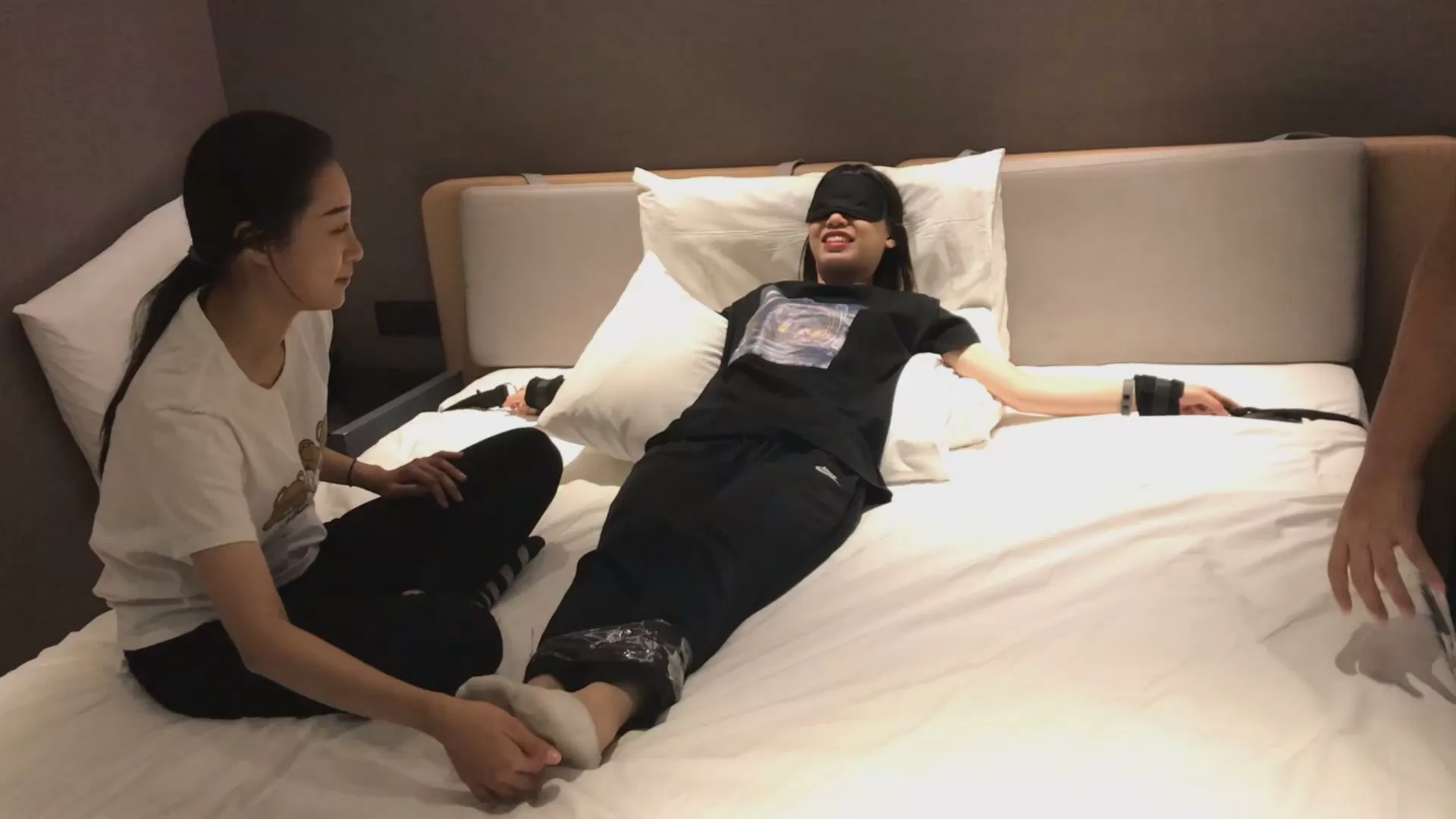 【重磅精品】三条-PP原创-微剧情-招来三个学妹挠棉袜嫩脚丫 纯tk高清推荐.mp4_2025121.webp